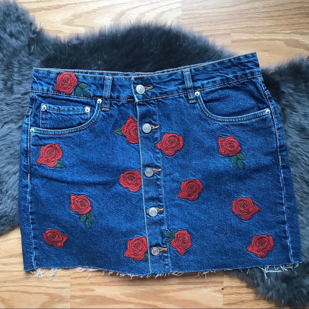 Rose appliqué denim mini skirt